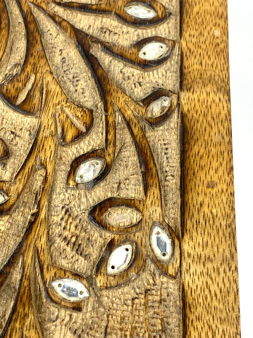 HN2006-dezutes-skryneles-11 Medinė dėžutė augalų motyvais drožinėtu dangteliu 13×19,5×7,5 cm