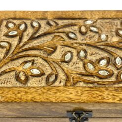 Medinė dėžutė augalų motyvais drožinėtu dangteliu 13×19,5×7,5 cm