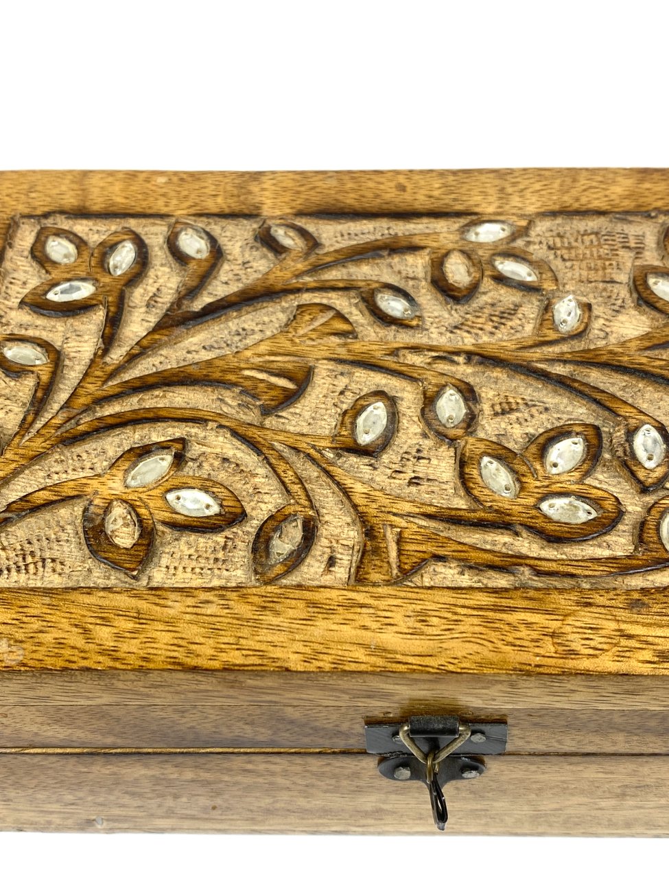 HN2006-dezutes-skryneles-12 Medinė dėžutė augalų motyvais drožinėtu dangteliu 13×19,5×7,5 cm