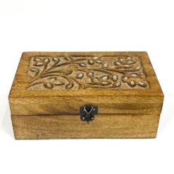 Medinė dėžutė augalų motyvais drožinėtu dangteliu 13×19,5×7,5 cm
