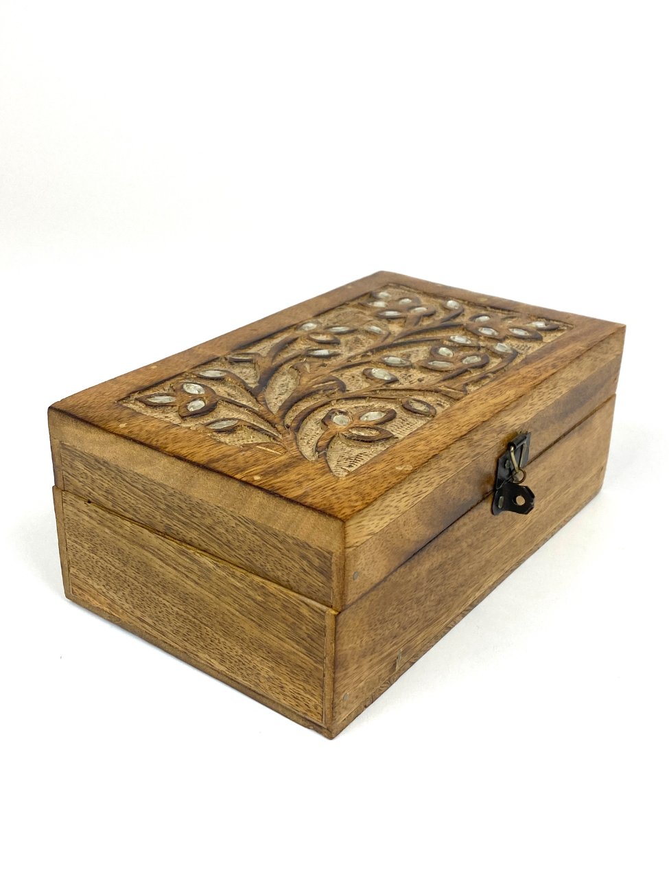 HN2006-dezutes-skryneles-3 Medinė dėžutė augalų motyvais drožinėtu dangteliu 13×19,5×7,5 cm