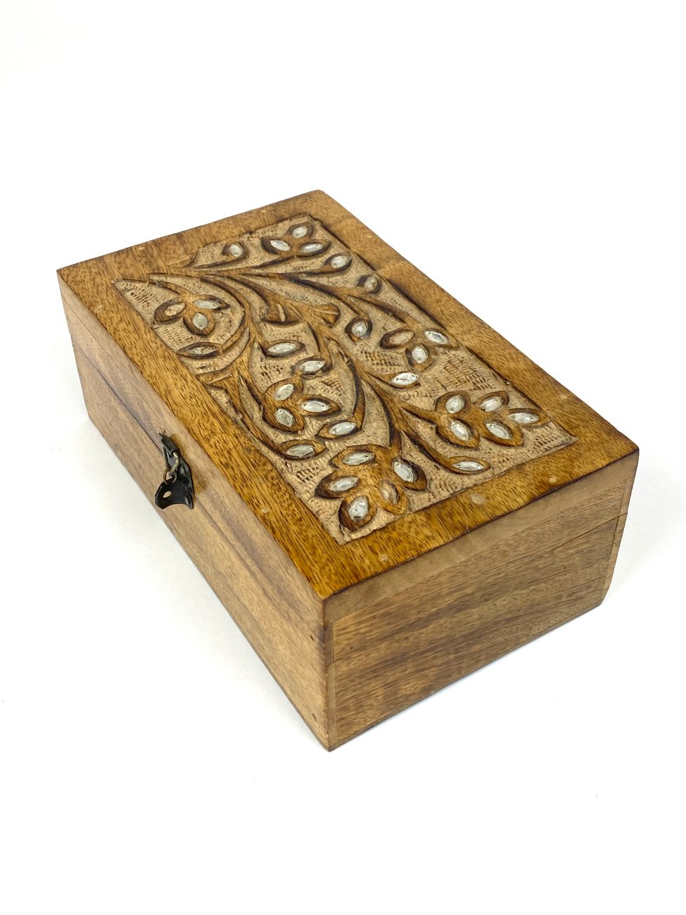 HN2006-dezutes-skryneles-4 Medinė dėžutė augalų motyvais drožinėtu dangteliu 13×19,5×7,5 cm