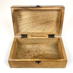 Medinė dėžutė augalų motyvais drožinėtu dangteliu 13×19,5×7,5 cm