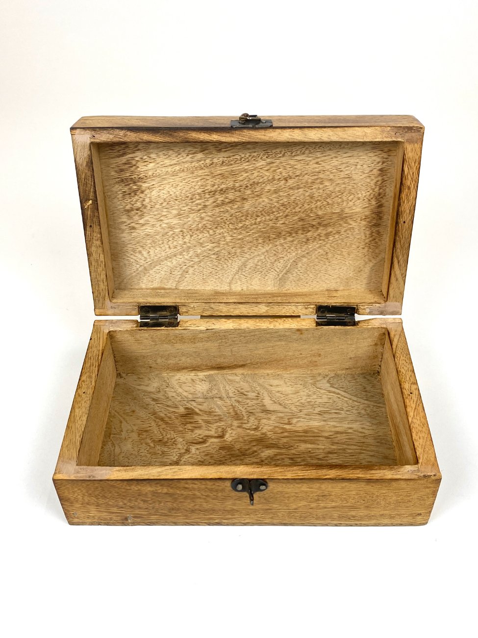 HN2006-dezutes-skryneles-5 Medinė dėžutė augalų motyvais drožinėtu dangteliu 13×19,5×7,5 cm