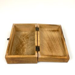 Medinė dėžutė augalų motyvais drožinėtu dangteliu 13×19,5×7,5 cm