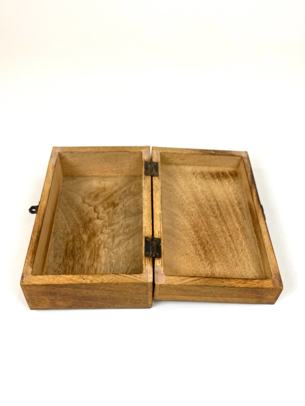 HN2006-dezutes-skryneles-7 Medinė dėžutė augalų motyvais drožinėtu dangteliu 13×19,5×7,5 cm