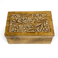 Medinė dėžutė augalų motyvais drožinėtu dangteliu 13×19,5×7,5 cm