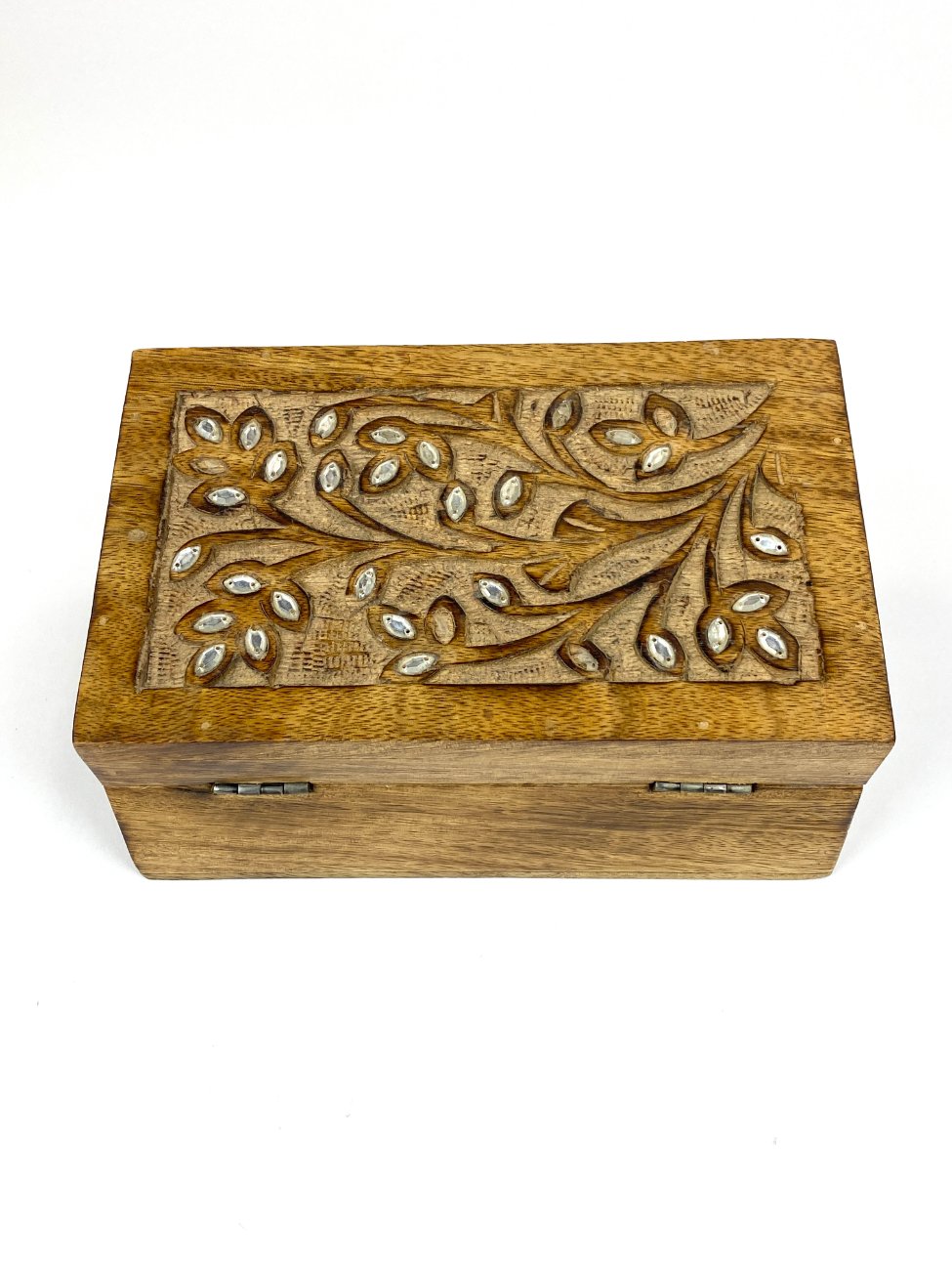 HN2006-dezutes-skryneles-8 Medinė dėžutė augalų motyvais drožinėtu dangteliu 13×19,5×7,5 cm