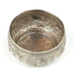 Rytietiškas metalinis bareljefinis indelis su gyvūnų atvaizdais 8x8x4 cm