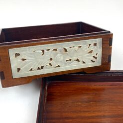 Kiniška medinė dėžutė su drožinėtomis akmens dekoracijomis 9×12,5×7 cm