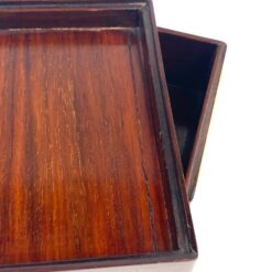 Kiniška medinė dėžutė su drožinėtomis akmens dekoracijomis 9×12,5×7 cm