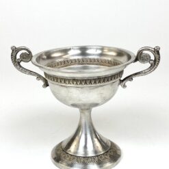 Sidabruoto metalo indas ant kojelės, su rankenomis iš šonų 12,5x18x14,5 cm