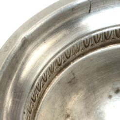 Sidabruoto metalo indas ant kojelės, su rankenomis iš šonų 12,5x18x14,5 cm