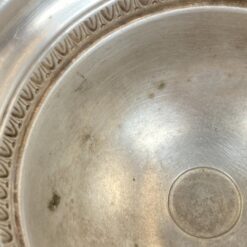 Sidabruoto metalo indas ant kojelės, su rankenomis iš šonų 12,5x18x14,5 cm