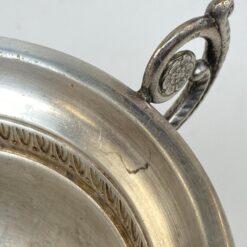 Sidabruoto metalo indas ant kojelės, su rankenomis iš šonų 12,5x18x14,5 cm