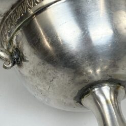 Sidabruoto metalo indas ant kojelės, su rankenomis iš šonų 12,5x18x14,5 cm