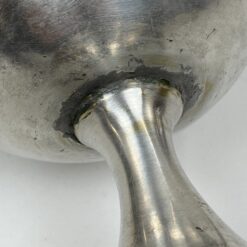 Sidabruoto metalo indas ant kojelės, su rankenomis iš šonų 12,5x18x14,5 cm