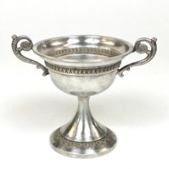 Sidabruoto metalo indas ant kojelės, su rankenomis iš šonų 12,5x18x14,5 cm