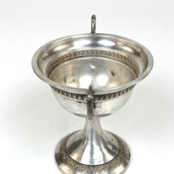 Sidabruoto metalo indas ant kojelės, su rankenomis iš šonų 12,5x18x14,5 cm