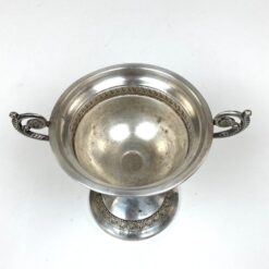 Sidabruoto metalo indas ant kojelės, su rankenomis iš šonų 12,5x18x14,5 cm