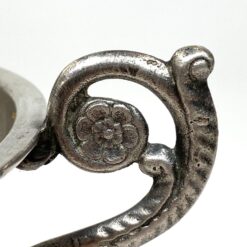 Sidabruoto metalo indas ant kojelės, su rankenomis iš šonų 12,5x18x14,5 cm