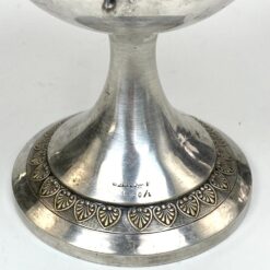 Sidabruoto metalo indas ant kojelės, su rankenomis iš šonų 12,5x18x14,5 cm