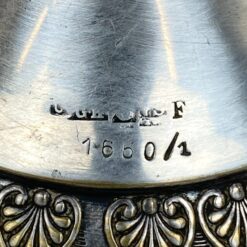 Sidabruoto metalo indas ant kojelės, su rankenomis iš šonų 12,5x18x14,5 cm