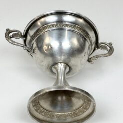 Sidabruoto metalo indas ant kojelės, su rankenomis iš šonų 12,5x18x14,5 cm