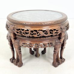 Rytietiškas medinis drožinėtas staliukas stikliniu stalviršiumi su keturiomis taburetėmis 77x77x52 cm