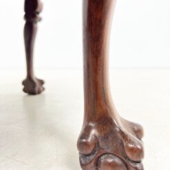 Rytietiškas medinis drožinėtas staliukas stikliniu stalviršiumi su keturiomis taburetėmis 77x77x52 cm