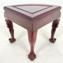 Rytietiškas medinis drožinėtas staliukas stikliniu stalviršiumi su keturiomis taburetėmis 77x77x52 cm