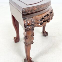 Rytietiškas medinis drožinėtas staliukas stikliniu stalviršiumi su keturiomis taburetėmis 77x77x52 cm