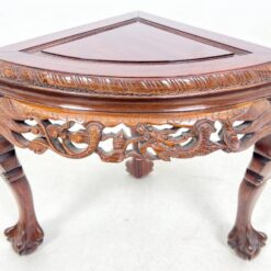 Rytietiškas medinis drožinėtas staliukas stikliniu stalviršiumi su keturiomis taburetėmis 77x77x52 cm