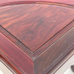 Rytietiškas medinis drožinėtas staliukas stikliniu stalviršiumi su keturiomis taburetėmis 77x77x52 cm