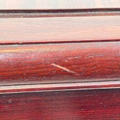 Rytietiškas medinis drožinėtas staliukas stikliniu stalviršiumi su keturiomis taburetėmis 77x77x52 cm