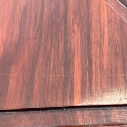 Rytietiškas medinis drožinėtas staliukas stikliniu stalviršiumi su keturiomis taburetėmis 77x77x52 cm