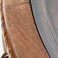 Rytietiškas medinis drožinėtas staliukas stikliniu stalviršiumi su keturiomis taburetėmis 77x77x52 cm