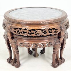 Rytietiškas medinis drožinėtas staliukas stikliniu stalviršiumi su keturiomis taburetėmis 77x77x52 cm