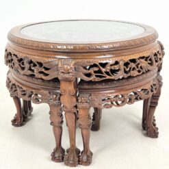 Rytietiškas medinis drožinėtas staliukas stikliniu stalviršiumi su keturiomis taburetėmis 77x77x52 cm