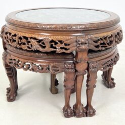 Rytietiškas medinis drožinėtas staliukas stikliniu stalviršiumi su keturiomis taburetėmis 77x77x52 cm