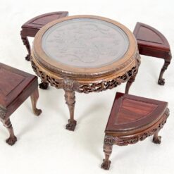 Rytietiškas medinis drožinėtas staliukas stikliniu stalviršiumi su keturiomis taburetėmis 77x77x52 cm