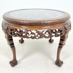 Rytietiškas medinis drožinėtas staliukas stikliniu stalviršiumi su keturiomis taburetėmis 77x77x52 cm