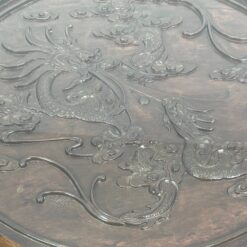 Rytietiškas medinis drožinėtas staliukas stikliniu stalviršiumi su keturiomis taburetėmis 77x77x52 cm