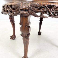 Rytietiškas medinis drožinėtas staliukas stikliniu stalviršiumi su keturiomis taburetėmis 77x77x52 cm