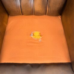 Riešutmedžio rėmo fotelis su oda 82x71x110,5 cm, 47 cm