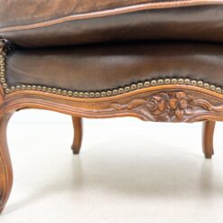 Riešutmedžio rėmo fotelis su oda 82x71x110,5 cm, 47 cm