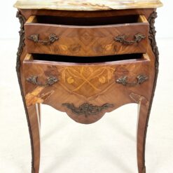 Liudviko XV laikotarpio stiliaus spintelė onikso stalviršiumi 34x51x67 cm