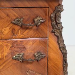 Liudviko XV laikotarpio stiliaus spintelė onikso stalviršiumi 34x51x67 cm