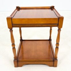 Kvadratinis riešutmedžio staliukas ištraukiamu stalviršiumi 43x43x52 cm