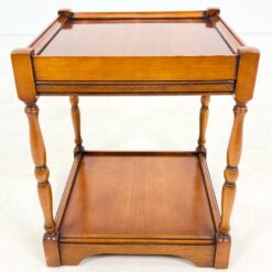 Kvadratinis riešutmedžio staliukas ištraukiamu stalviršiumi 43x43x52 cm